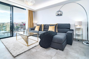 INF45P- modern 3 bed city apartment next to beach